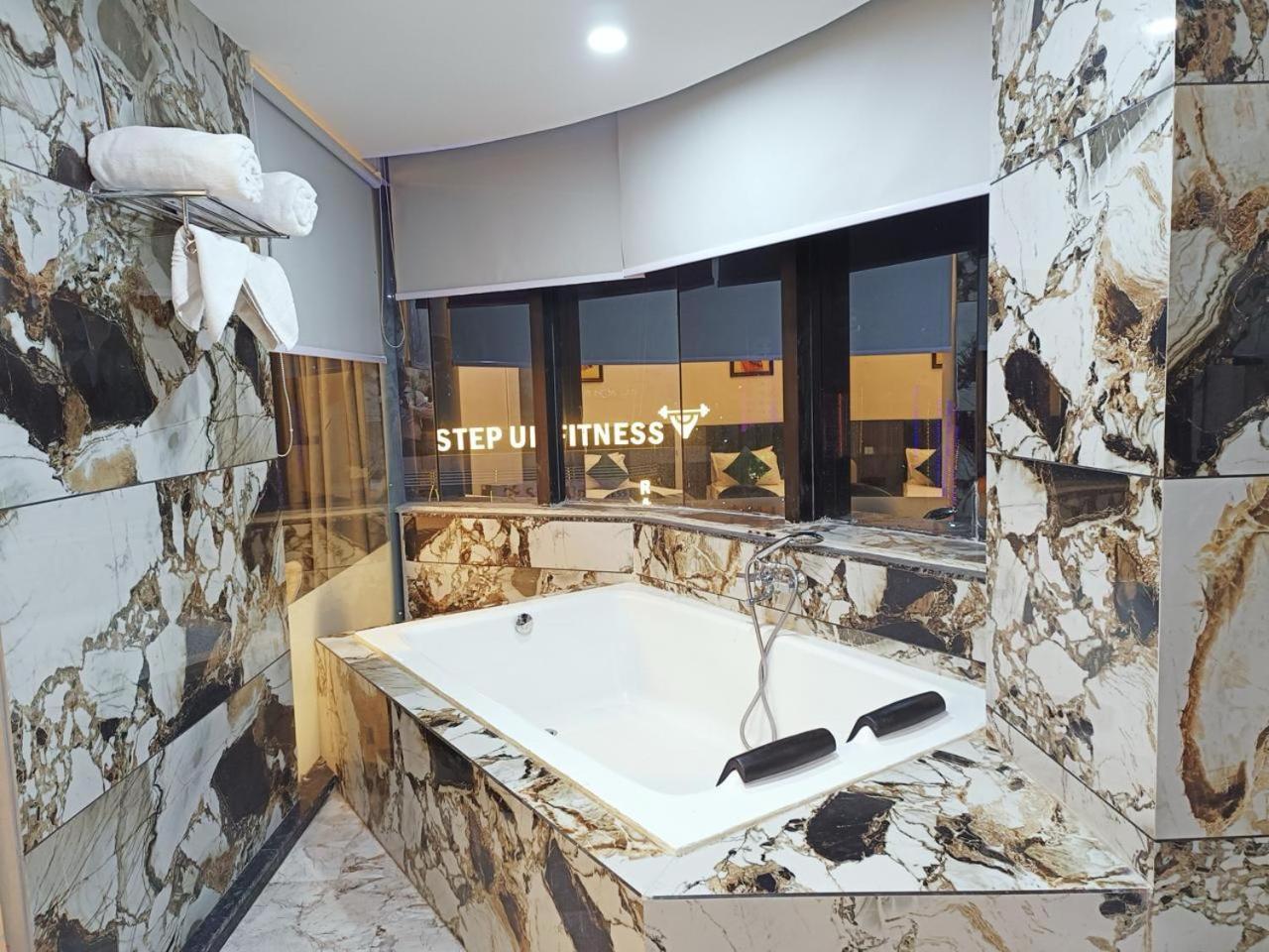 Hotel The Parker Inn By Kbnt Group Сурат Экстерьер фото